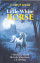 Маленькая белая лошадка в серебряном свете луны